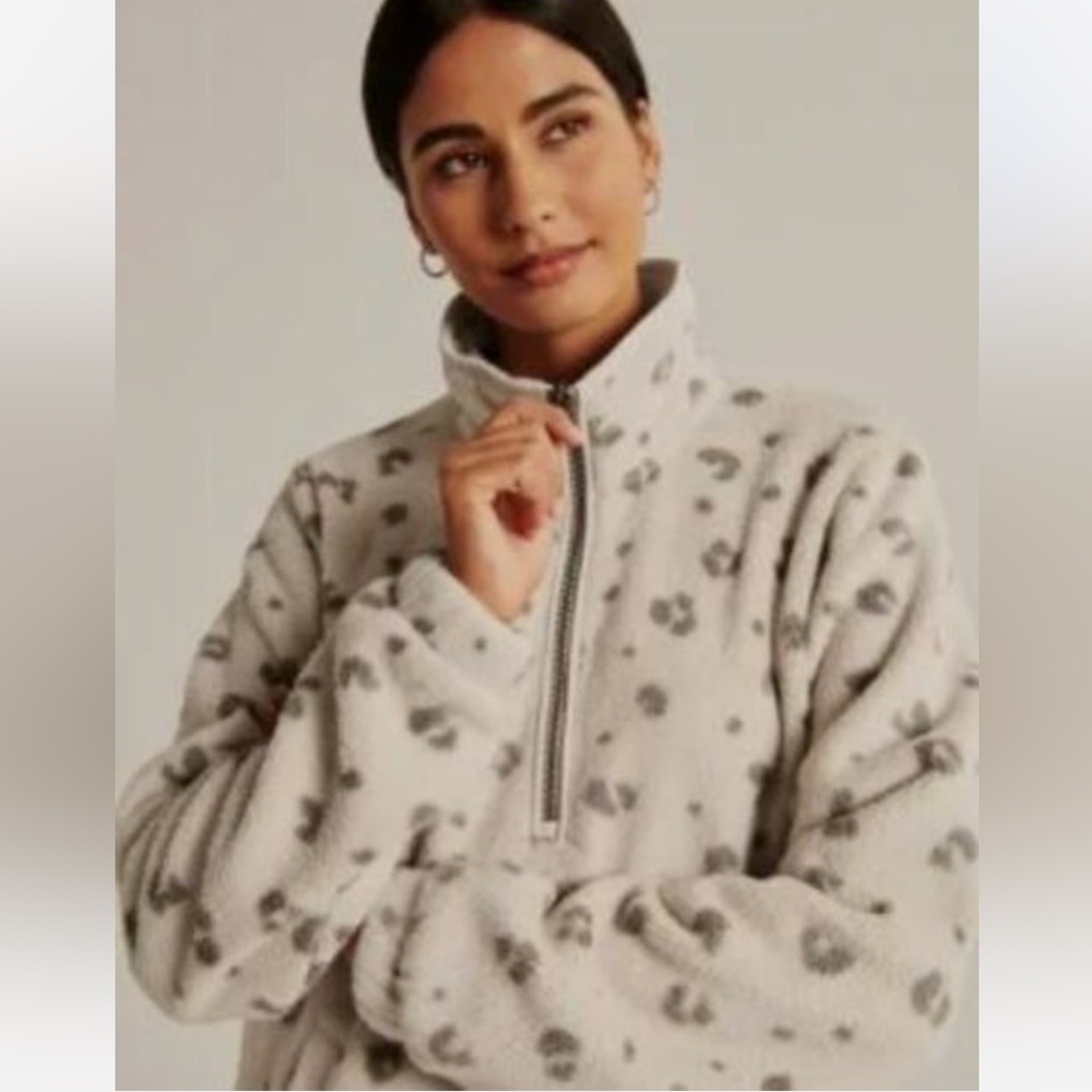 Abercrombie Soft Collection Cream Grey Leopard Sherpa Pullover, Small